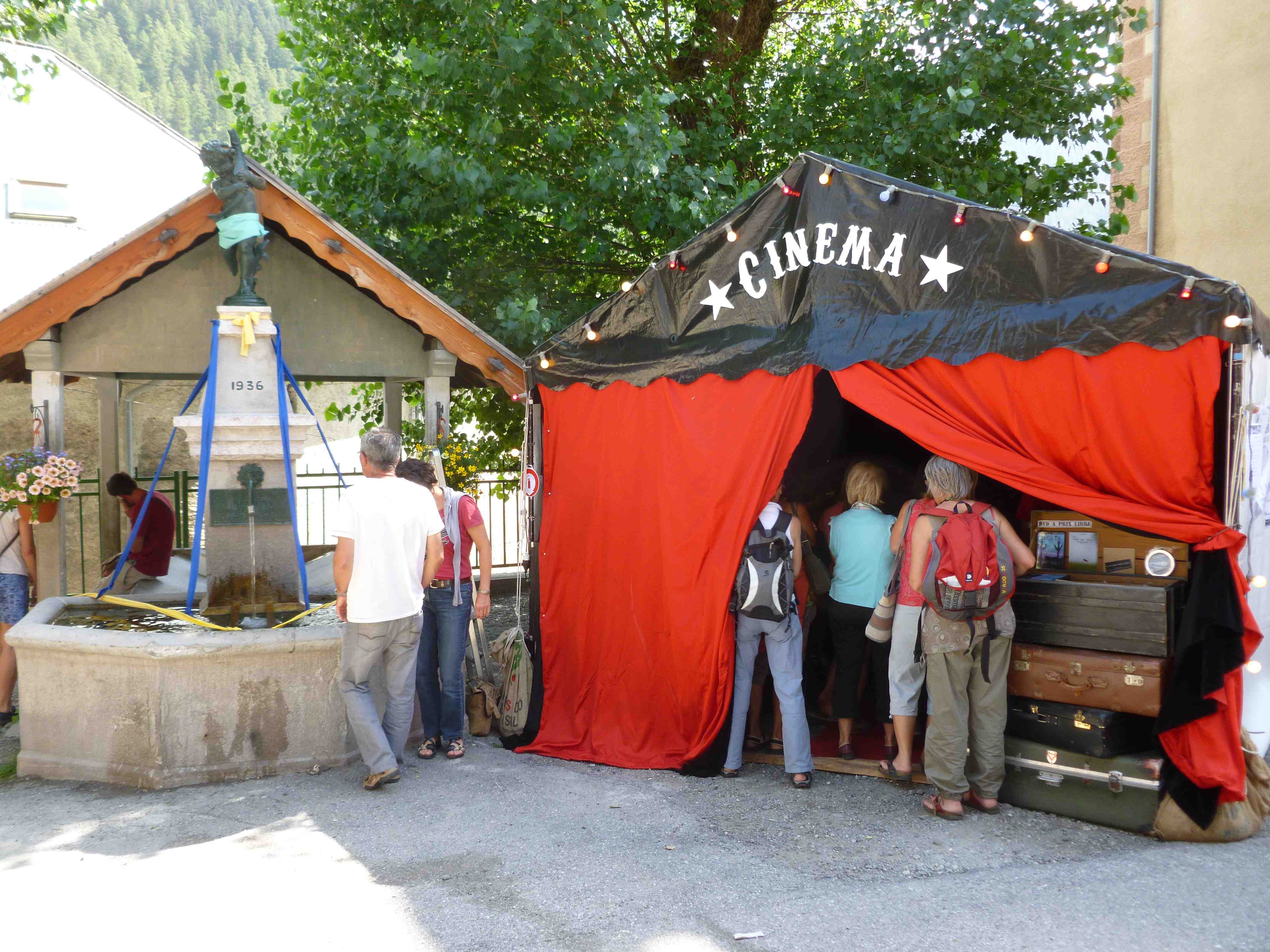 
Le Cinéma Voyageur chez Romette et Julio, Aiguilles (05)
 
C’est Julio qui nous a tannés pour venir dans son village les 3 et 4 août afin de rencontrer enfin Romette, l’élue de son cœur. Mais on ne nous avait pas prévenu que 2 familles toutes puissantes s’y opposaient farouchement, rivalisant d’imagination pour étaler leurs couleurs aux [...]